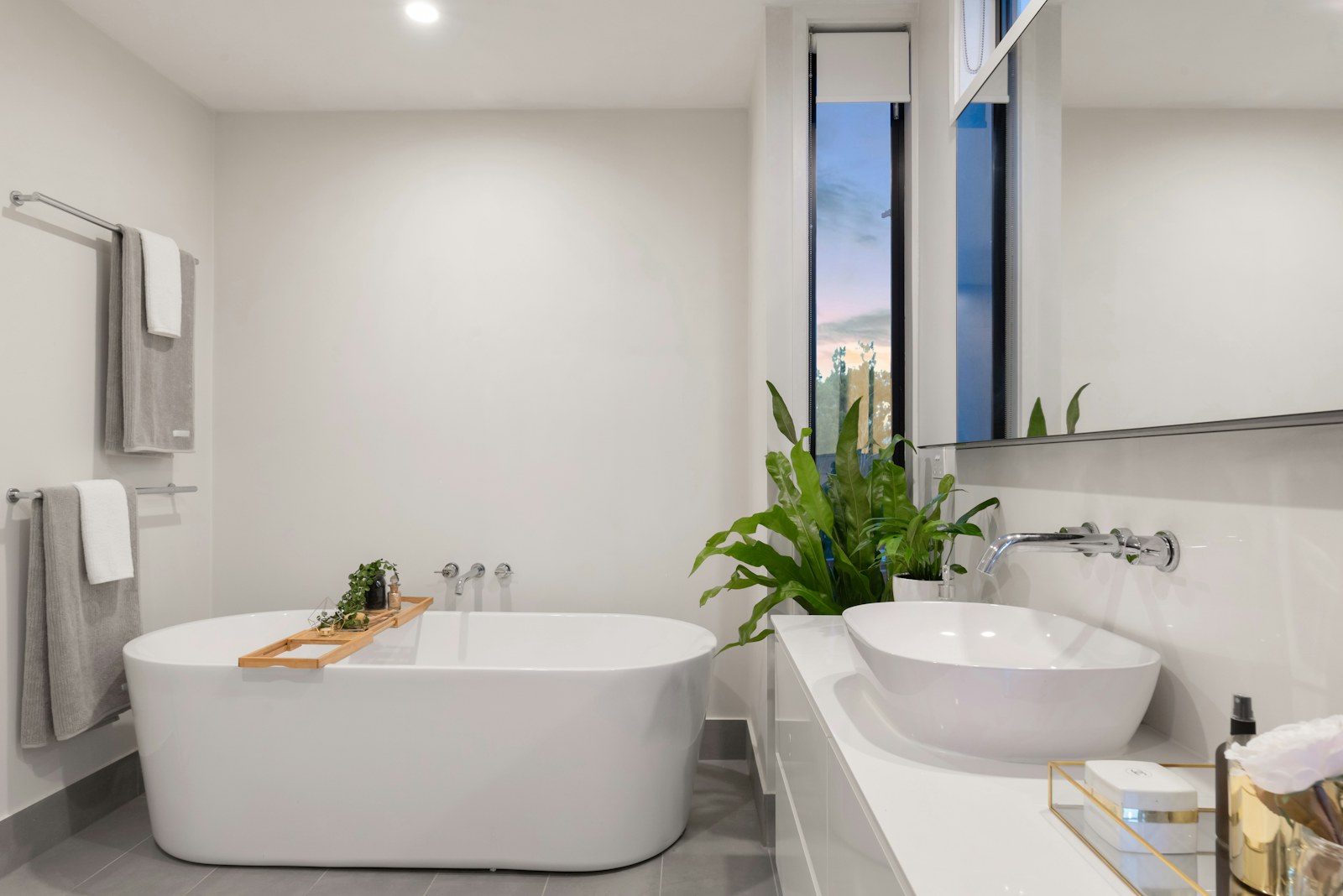 Bagno di ispirazione con finiture essenziali